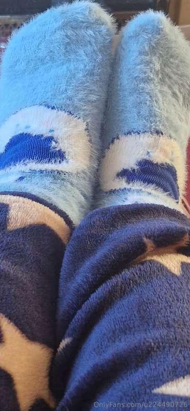 Oh baby I'm all snuggled up with my care bear socks on, wann..