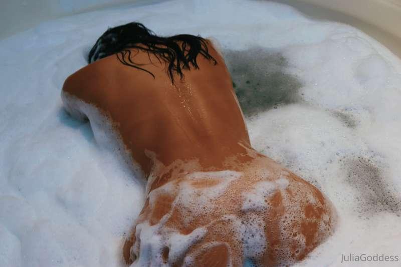 Will you give me a bath?💦
Did you like it? Like, comment and..