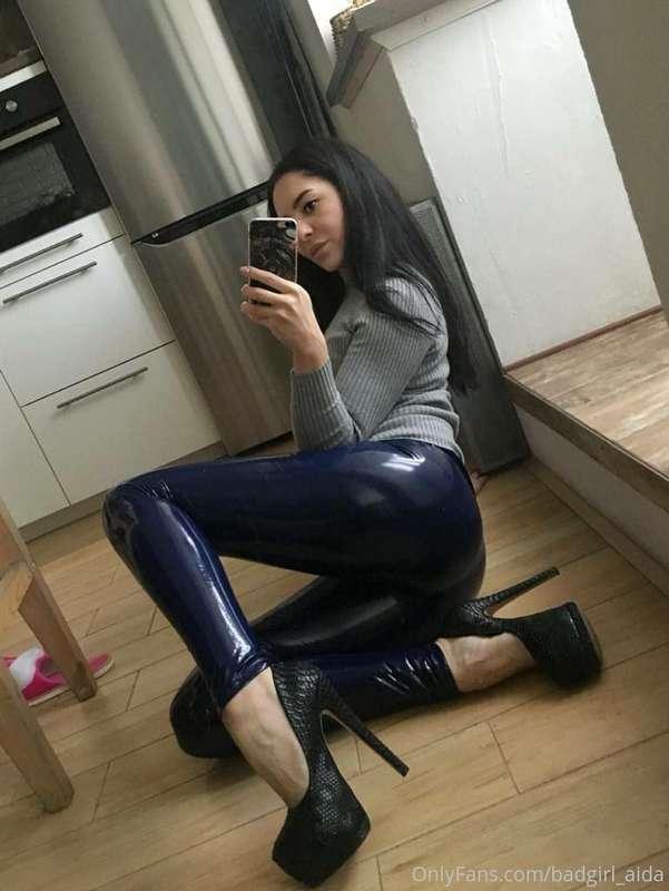 @latex_juliana. I’m Juliana, I have Kinky fetish. I like lat..