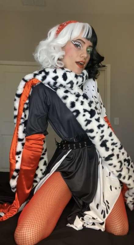 Last of Halloween costume w gloves, scarf and my vape pen th..
