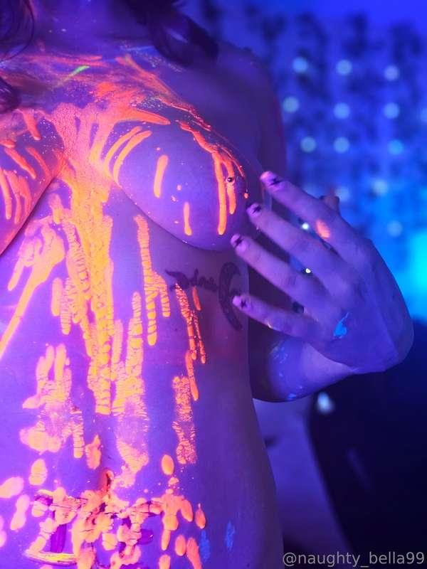 I think neon wax and paint is a good look 🕯what about you ??