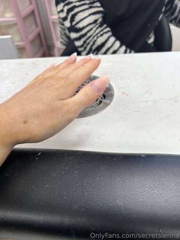 The best thing in the world is getting my nails done!🤩 Who w..