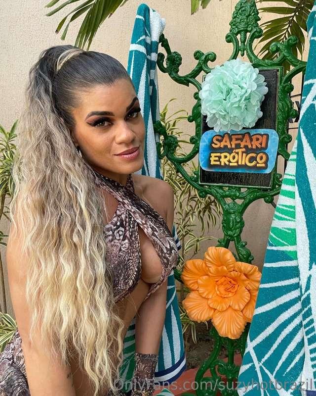 I had the best bday this weekend 🥳🥰🎁

A pool party in a swin..