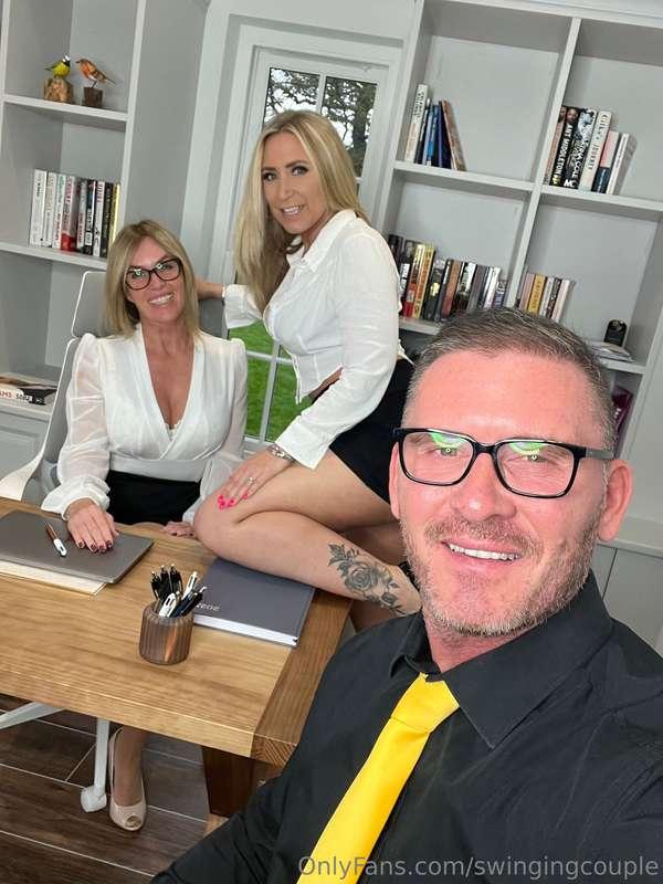 Another great day in the office 😃🏢😃🖊️📤 @officebabes @marcros..