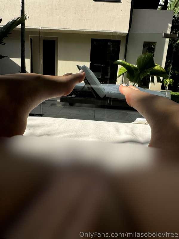 does anyone here like feet in their face while they're eatin..