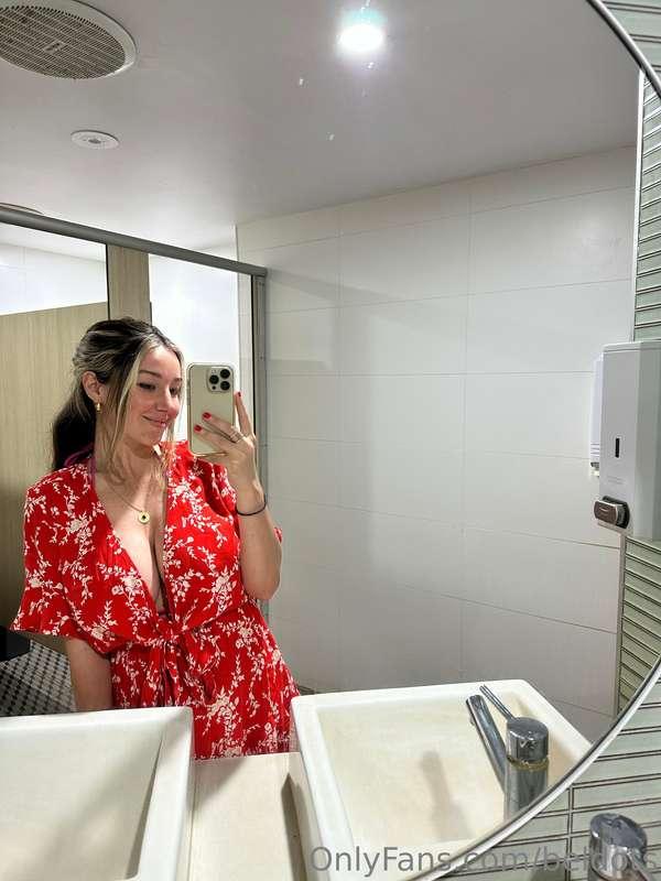 Socials selfie vs Onlyfans selfie 👉  **PS! I'm sending out *..
