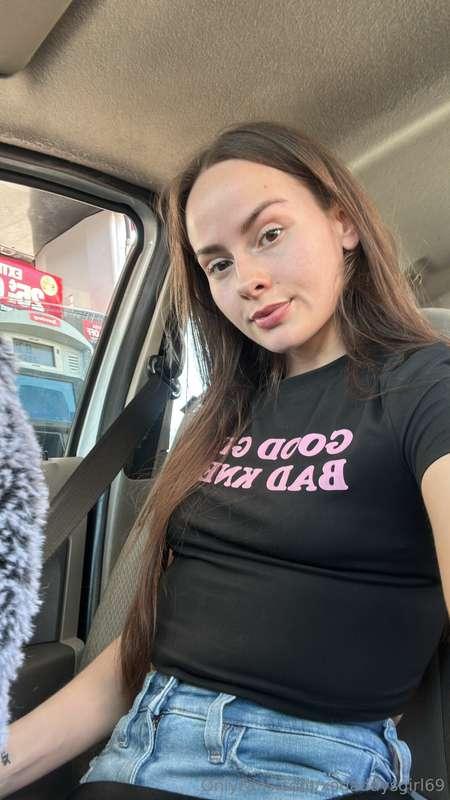 Good girl, bad knees.. do you agree 😏