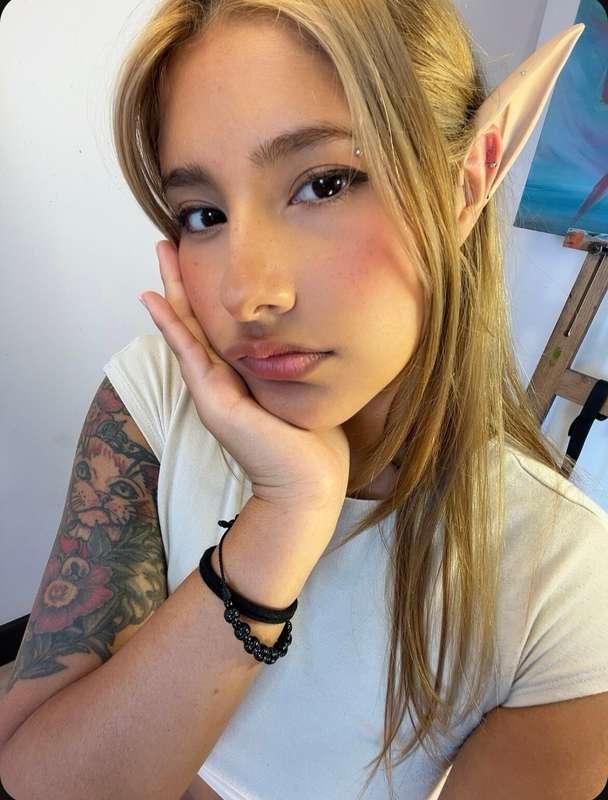 They say elves are shy... Definitely not me 😋