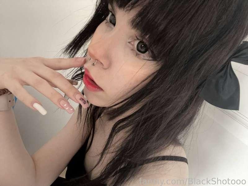 just cute selfie (⁄ ⁄•⁄ω⁄•⁄ ⁄) and i love this is pillow so muuuch&lt;3