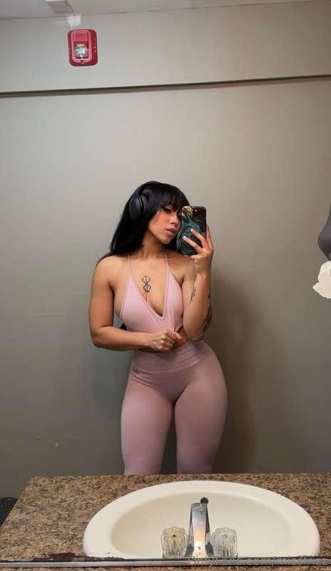 Who says you can't look sexy while you squat? ๑>◡<๑