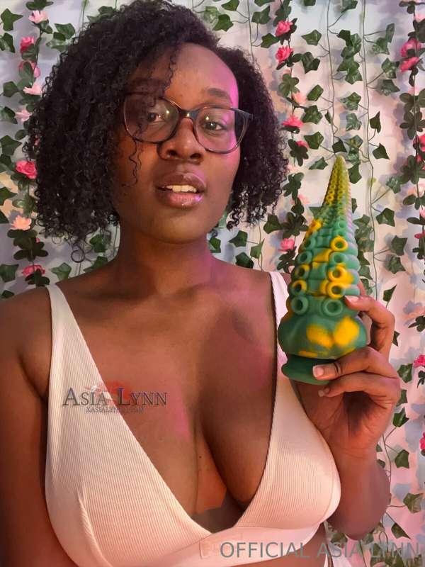 # new toy alert 👀

@asialynnx • $5