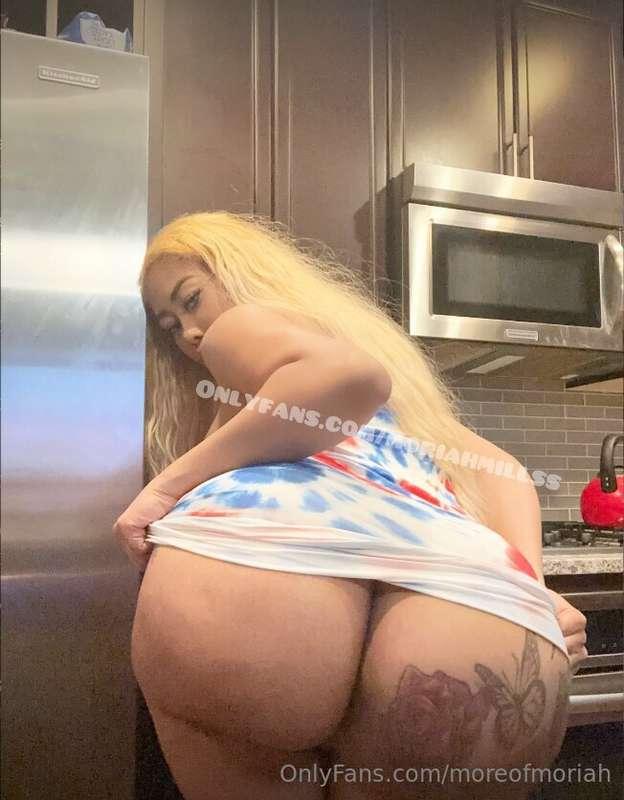 Do I get a seat on your lap or face? 🍑  Lmk baby... Dm me on..