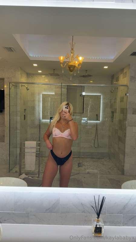 this body’s the real distraction 😏💋