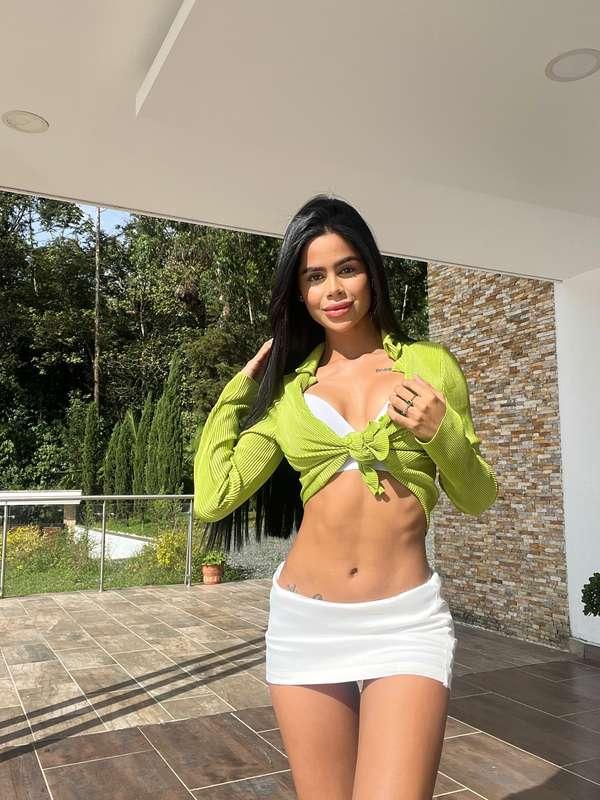Sun’s got nothing on my glow… Ready to turn up the heat? 😈☀️