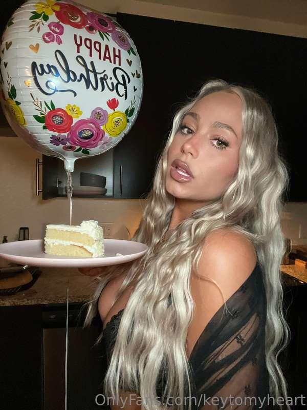 5 DAYS UNTIL MY BDAY 🥳🎂 show me some bday love hehe