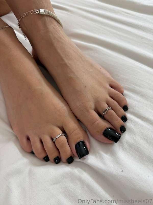 Kiss my each toe 💋