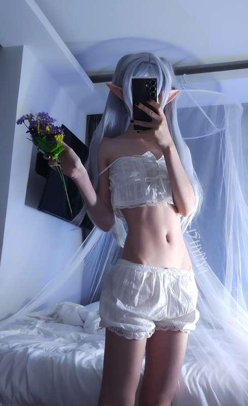Hi!
All of a sudden this is a cosplay of a different character and not the one I had planned.
It's a simplified bedroom version of Frieren (I have the full costume and will have the canon version later, and also have earrings somewhere but I don't know where)

Also changed a bit of the future cosplay I'm working on now. I wanted to make at least a beach version today, but my lenses hurt my eye and I canceled that idea for a while. I'm going to the eye doctor tomorrow to get the right lenses. 

#cosplay #teen #tiny #petite #anime #waifu #geek #cosplayer