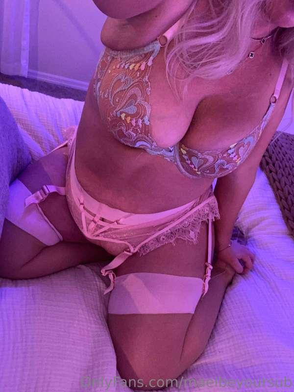 Mmmm can I be your naughty girl tonight? 😈
