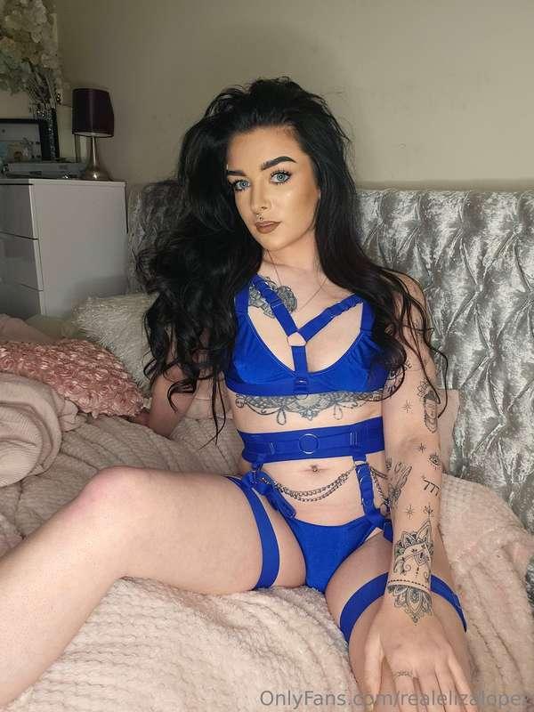Which set of lips would you be kissing first? 💙