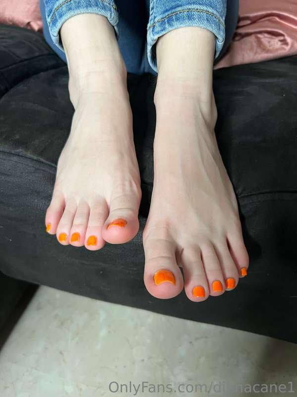 What do you think about my veins?🤤 
You love my toes?🫣

(Swi..