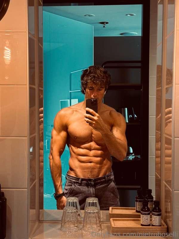 Ciao from Amsterdam! 1,2 or 3?? 😘 Have a good start of the w..