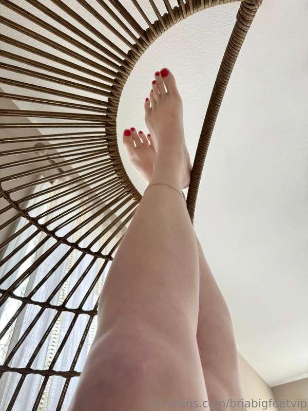 big feet + legs for daaaaayyyyyyssss 🌞