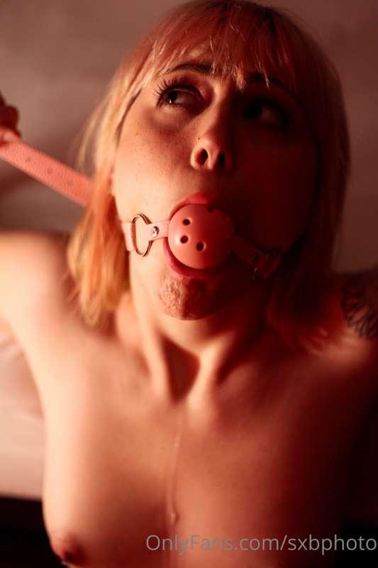Photo gallery of @aziebugx

@aziebugx wearing only a ballgag..