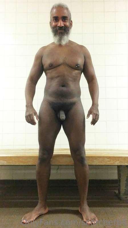 Sweaty Saturday!  #beard #musculardaddy #gay #feet #gaycruis..