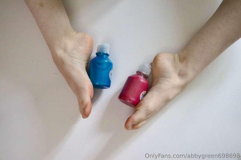 I love the feeling of the paint on my toes 😍 👣 I had some mu..