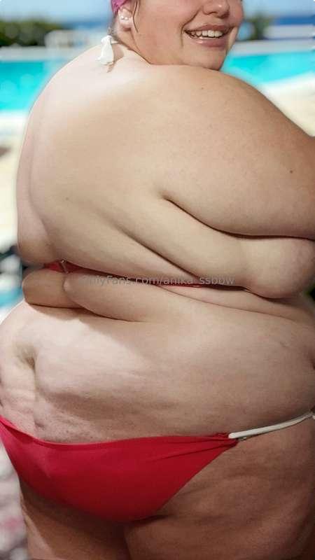 Omg 😱 I recently gained so many weight... Look at this back ..