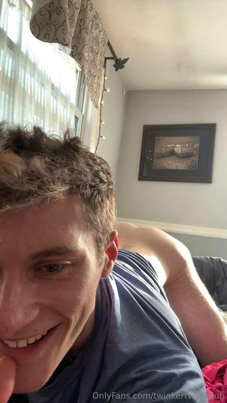 Cute smile, perfect ass, what more can you ask for ;)