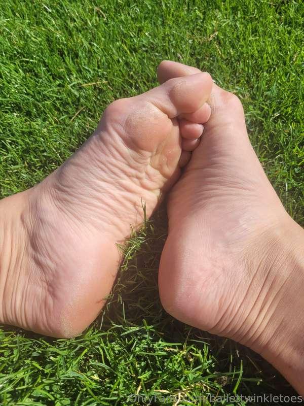 Who wants to lick these soles ? 😜
