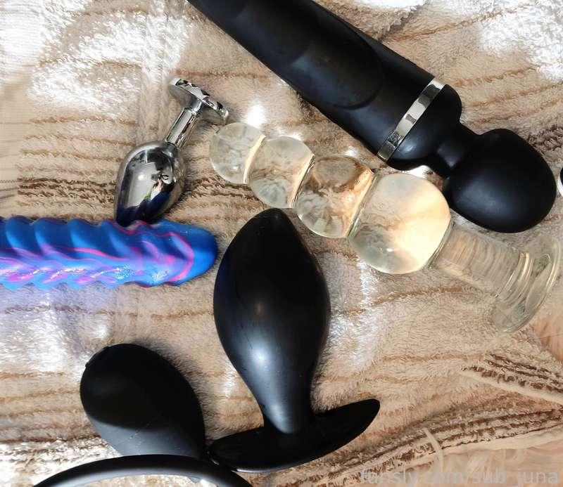 Whew, that was fun! Intense ass play with a new toy and some extras. I got an inflatable plug, big thanks to the gifter. 😇 It was an interesting experience - well, that's clearly an understatement. I don't think my ass was this filled ever before. Videos will follow.

#assplay #inflatableplug #plug #dildo #masturbation #glasstoy #vibrator