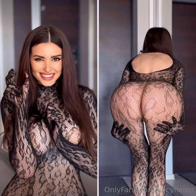 This hot and wild girl @eva_lustful loves to stretch her hol..
