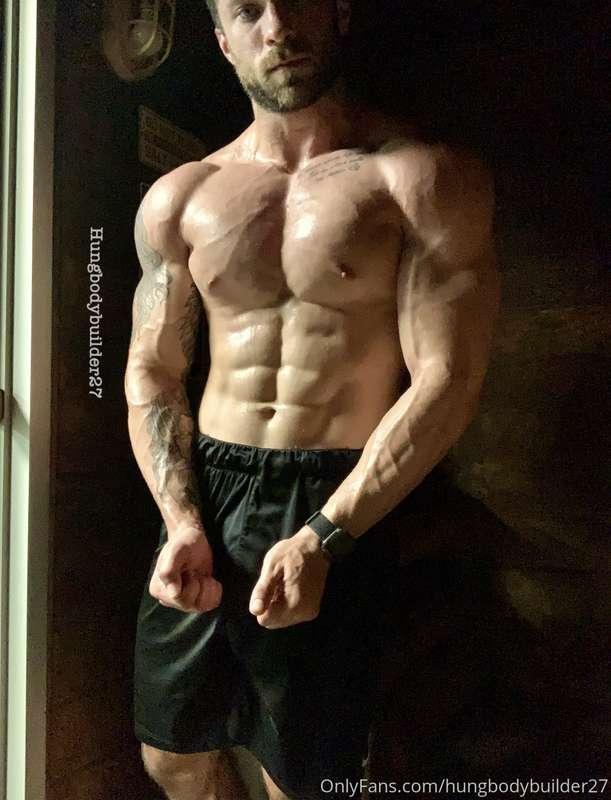 Swipe right for a sexy sauna striptease 🥵😈