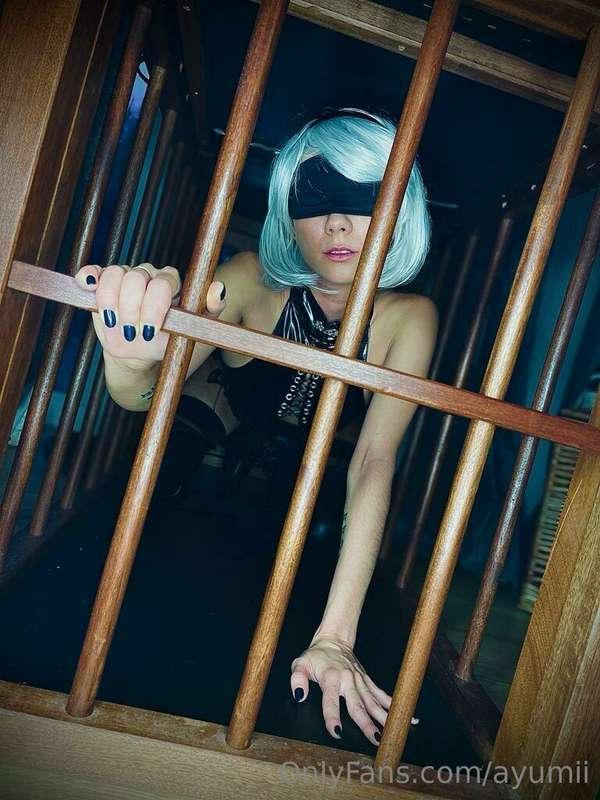 2B in her sex cage😈