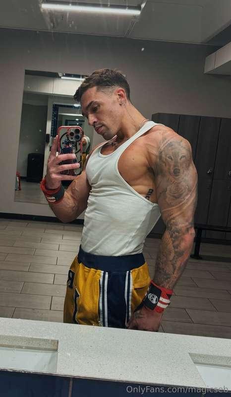 Accepting custom content requests today.. slide into my DMs ..