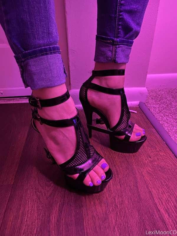 OMG I’m in love with these heels. My friend @witchesnudes le..
