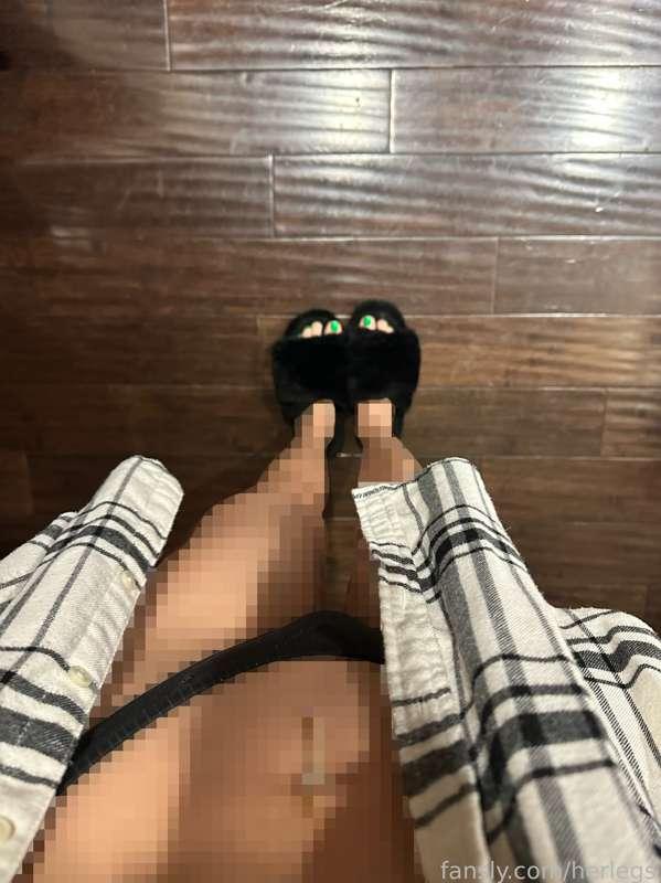 Show me what type of beta you are. ..... Counting wrinkles... 😈 or licking your screen.... 🐶. 

Losers like you only deserve to pick one today..... 

😈 Unlock my feet.... or unlock the bottom of my slippers 😈

You are so much of a pussyfree beta man, that you are looking at this photo from your phone, thinking if you should buy both... because you cannot decide if you want to count my sole wrinkles... or lick my dirty and smelly slipper's sole... 🐶.

This is the life a "man" like you deserves.... To be horny and confused under the control of a 23 year old Goddess' feet. 

I'm bored... so show me what type of beta you are, so I can laugh at you 🤣

#fyp #feetworship #femdom #betasafe #humiliation 