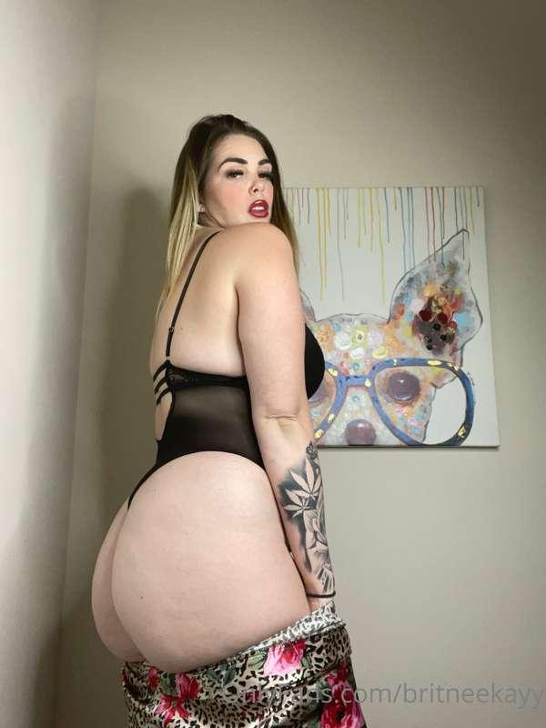 Who wants to make this ass cheek nice and red?