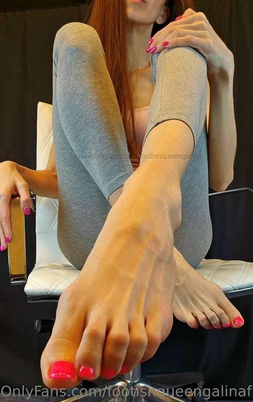 Would you suck my feet while I watch and enjoy? :)

*Full ph..