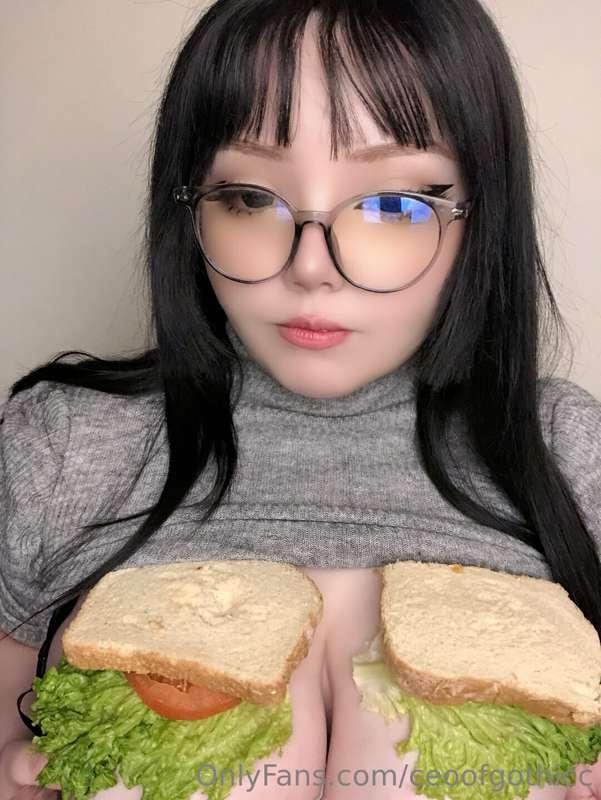 Hii sir!! I make you a sandwich 👉🏻👈🏻