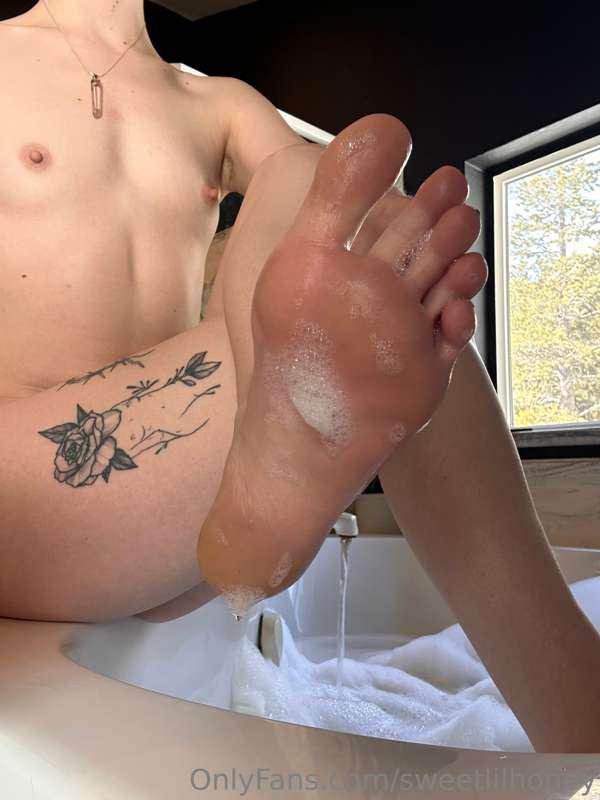 👣