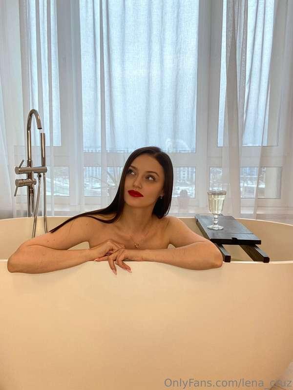 🔞The water caresses every curve, teasing skin, and awakening..