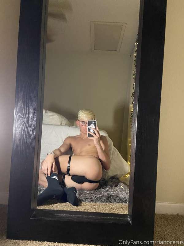 fellas, how do we feel about leather 😳