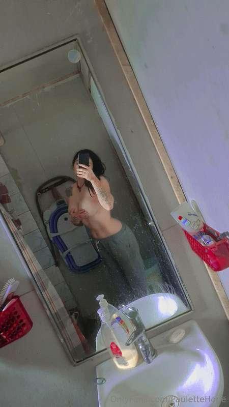 Ignores el espejo sucio jajaja me baño donde mi vieja porque..