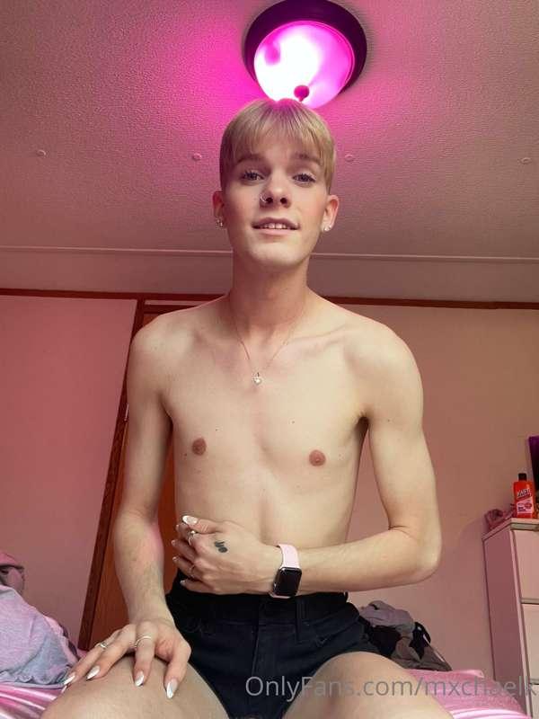 taking my shirt off made me horny 🙈😏