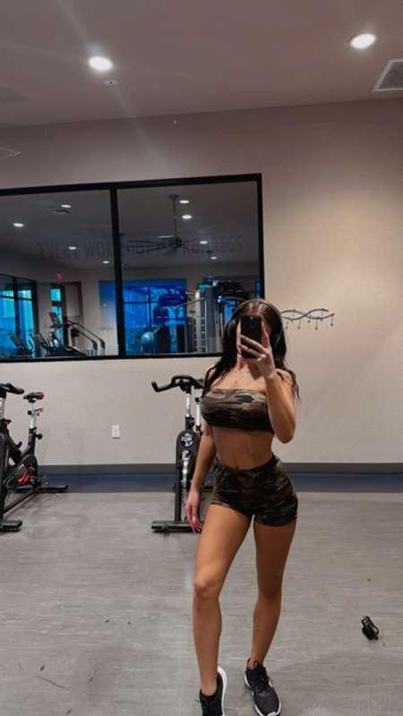 I’m lifting more than just weights in this gym outfit 🥰