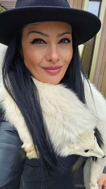 It’s a leather and fur kind of weather! 🍂 As much as I dream..
