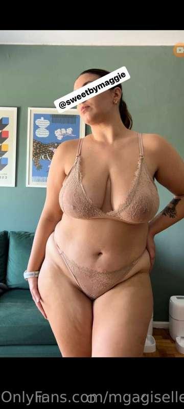 @sweetbymaggie

Sexy latina with big boobs and amazing ass😈
..